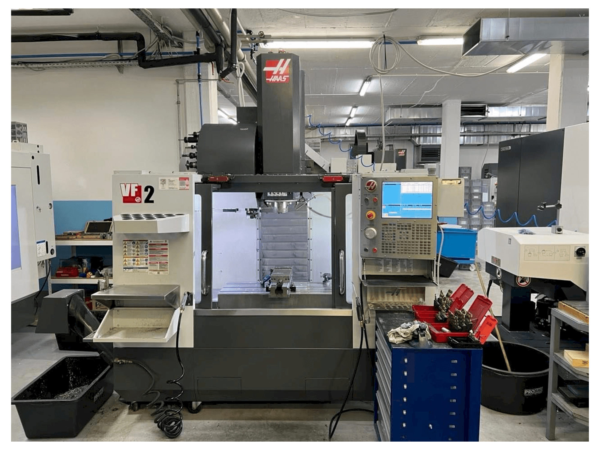 Čelní pohled na HAAS VF-2 stroj