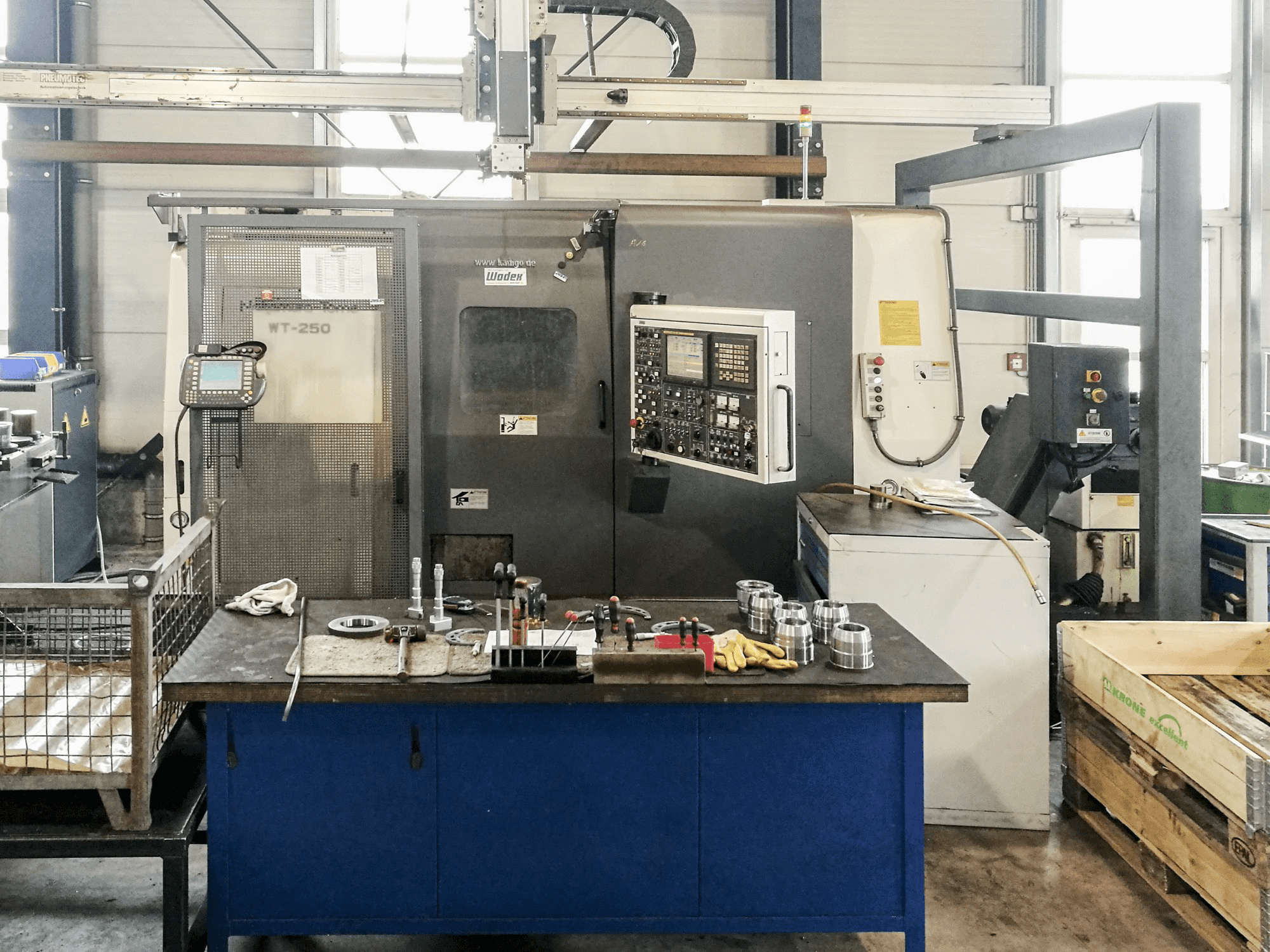 Čelní pohled na NAKAMURA WT-250 stroj