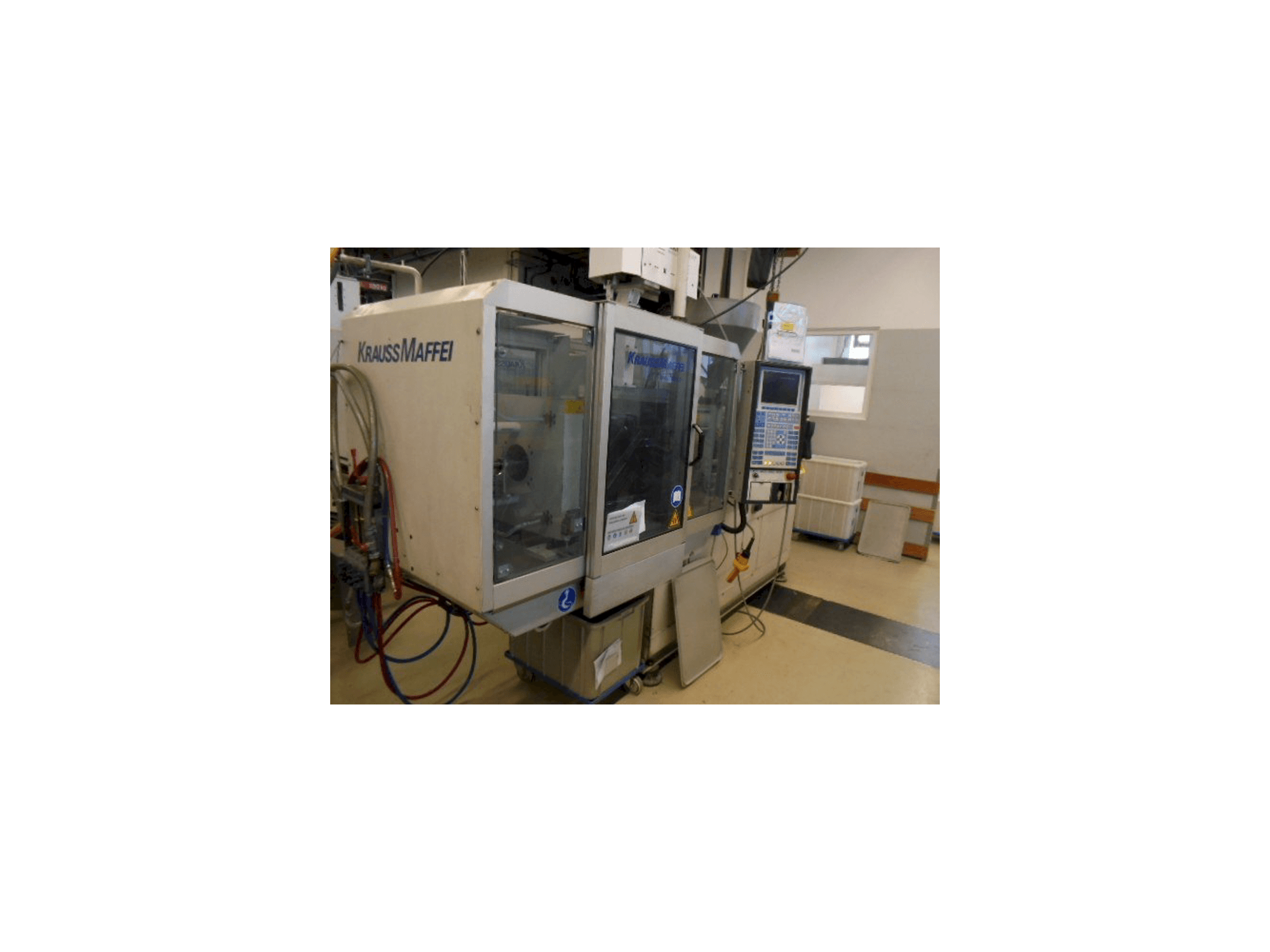 Čelní pohled na Krauss Maffei KM 50-220-C2 stroj