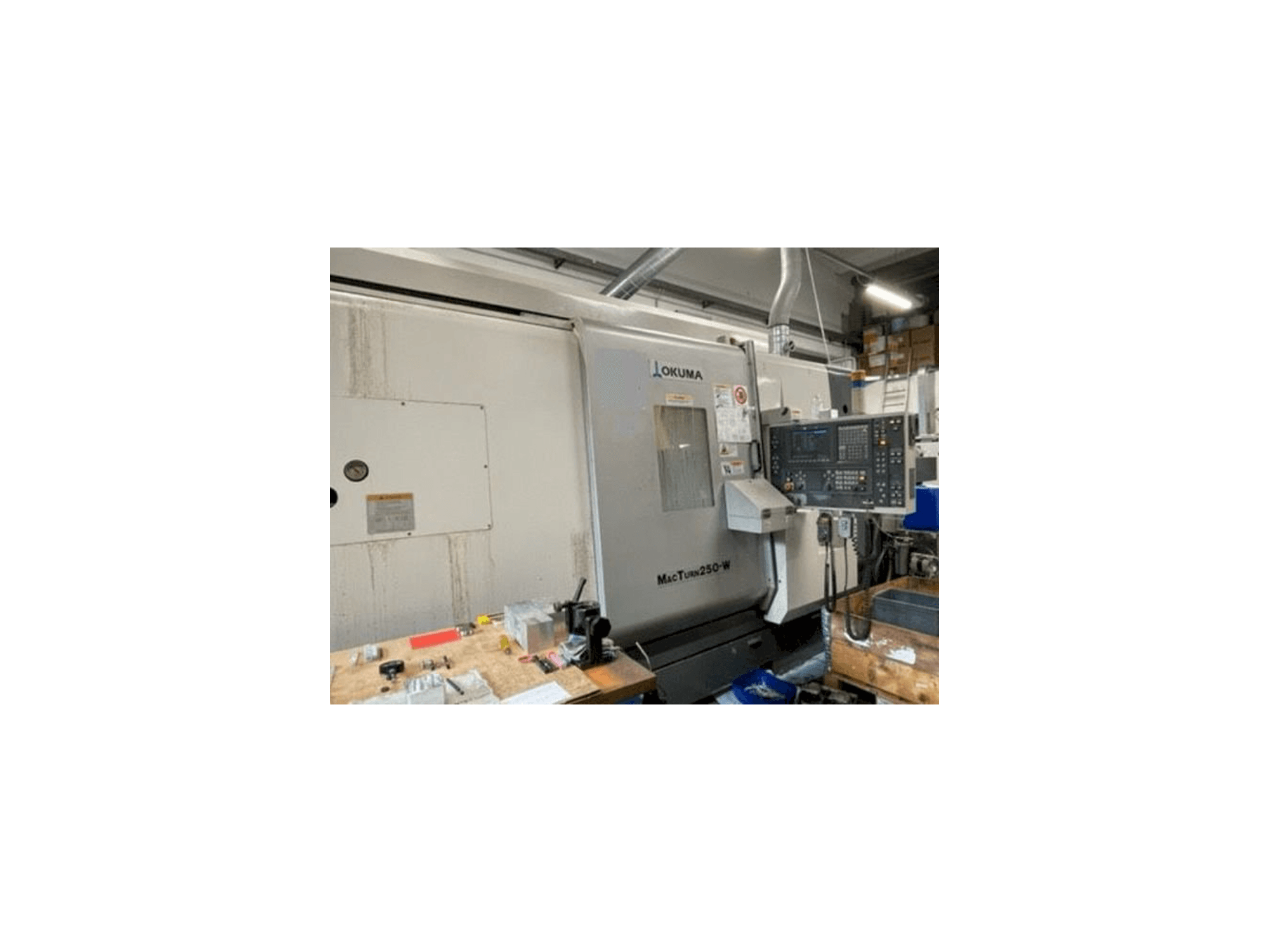 Čelní pohled na Okuma MACTURN 250W stroj
