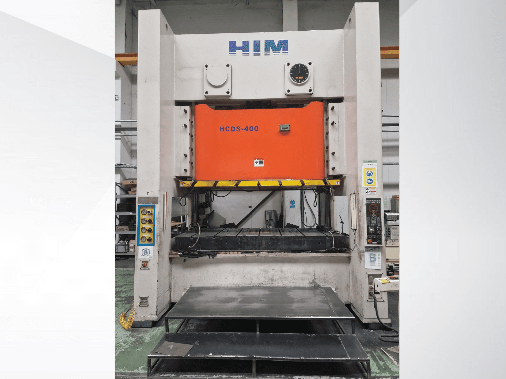 Pohled zepředu na mechanický lis HIM HWAIL PRESS HCDS-400 s oranžovou lisovací deskou a ovládacím panelem.