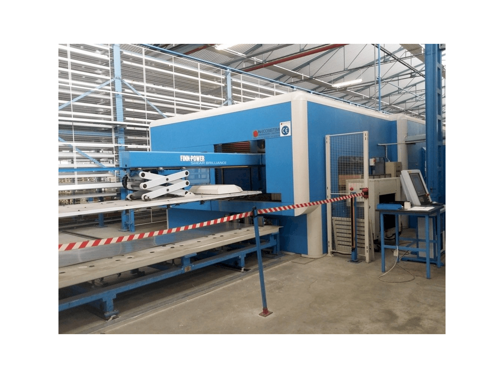 Čelní pohled na Finn-Power SB8 stroj