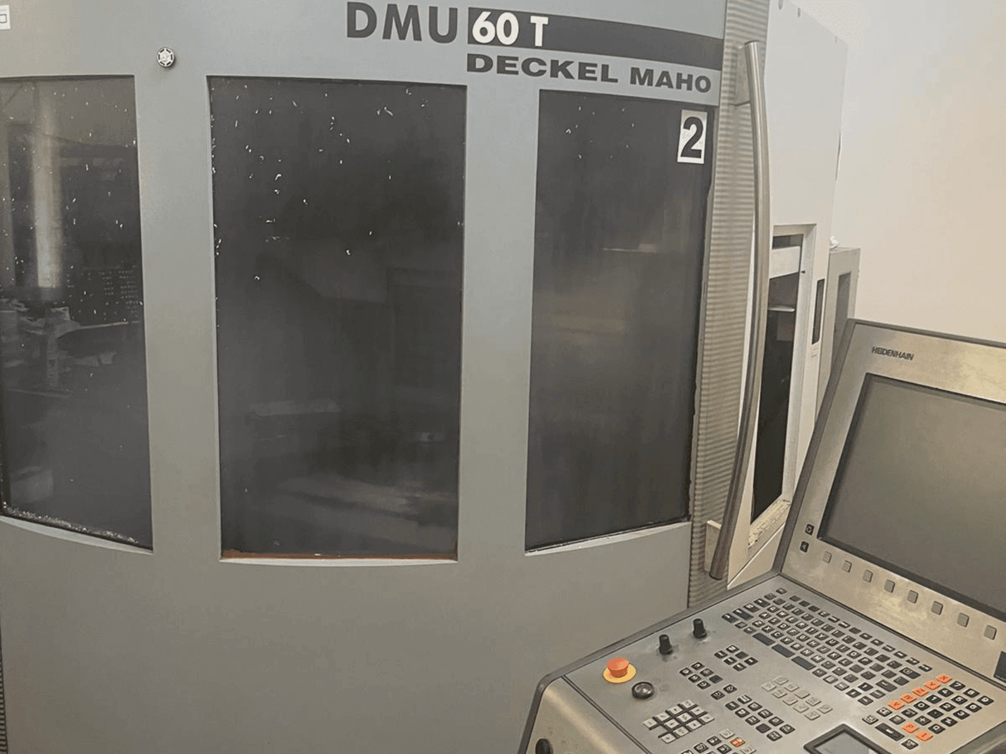 Čelní pohled na DMG DECKEL MAHO DMU 60T stroj