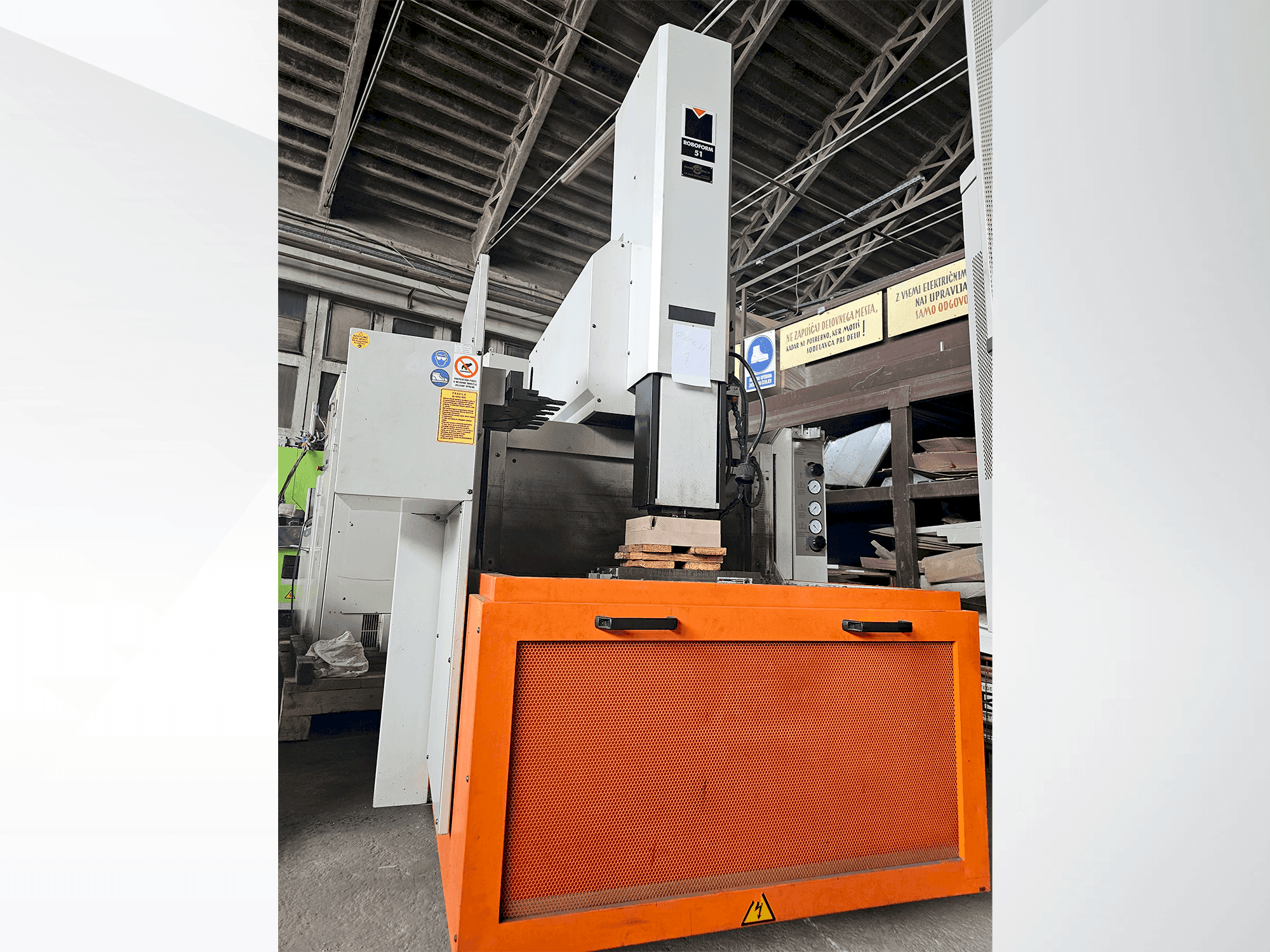 Čelní pohled na CHARMILLES ROBOFORM 51 stroj