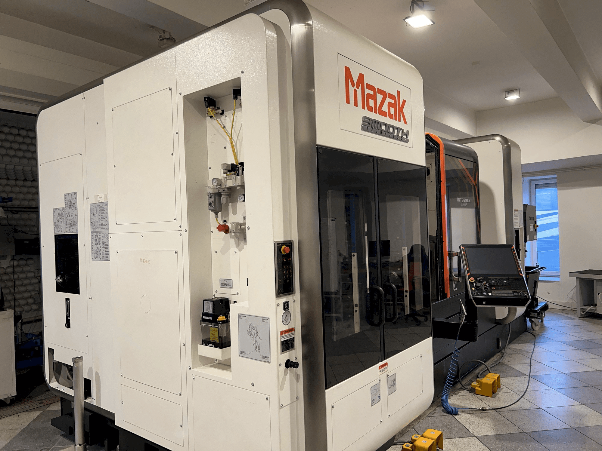 Čelní pohled na Mazak Integrex i-200S stroj