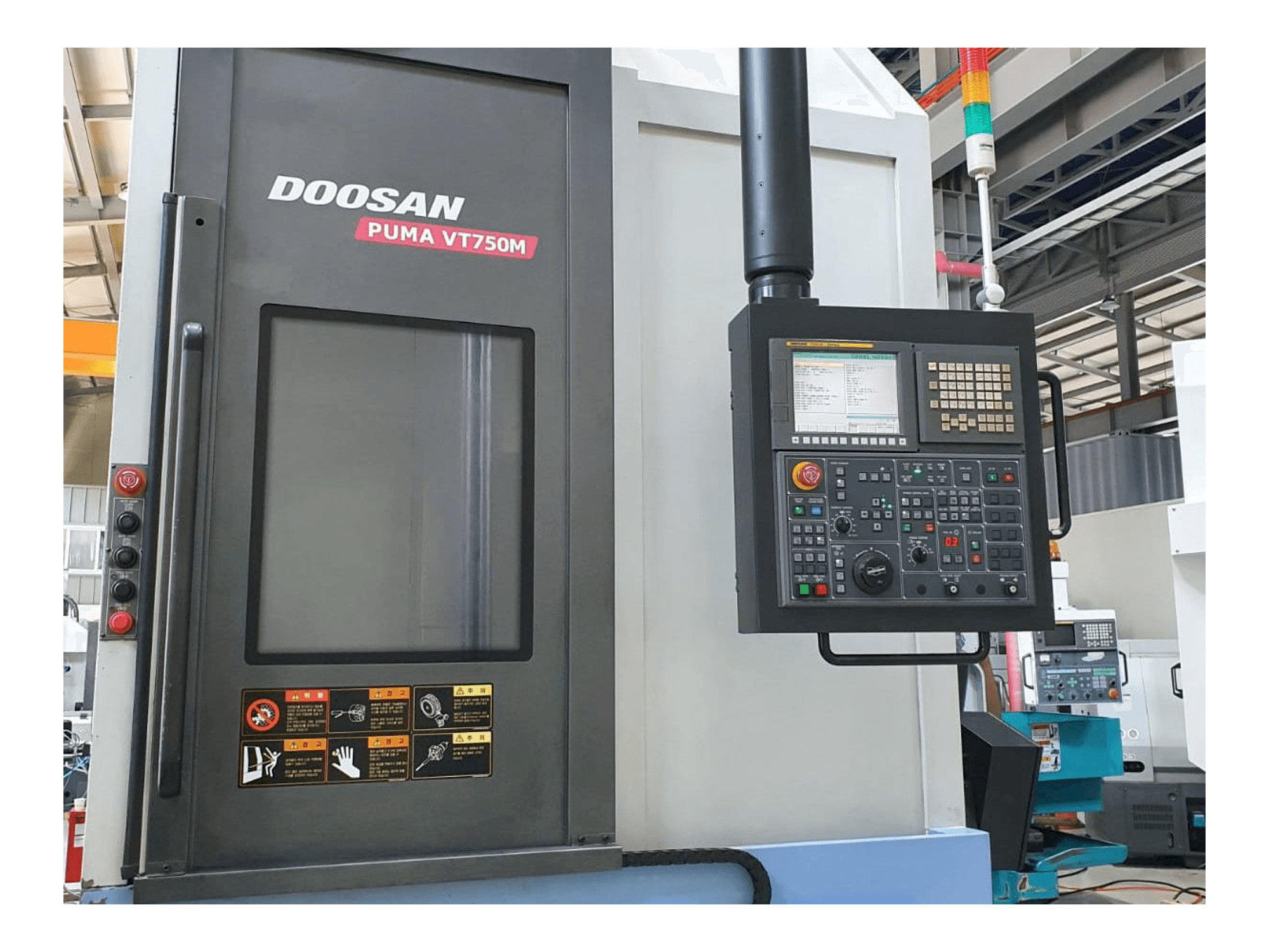 Čelní pohled na Doosan Puma VT750M stroj
