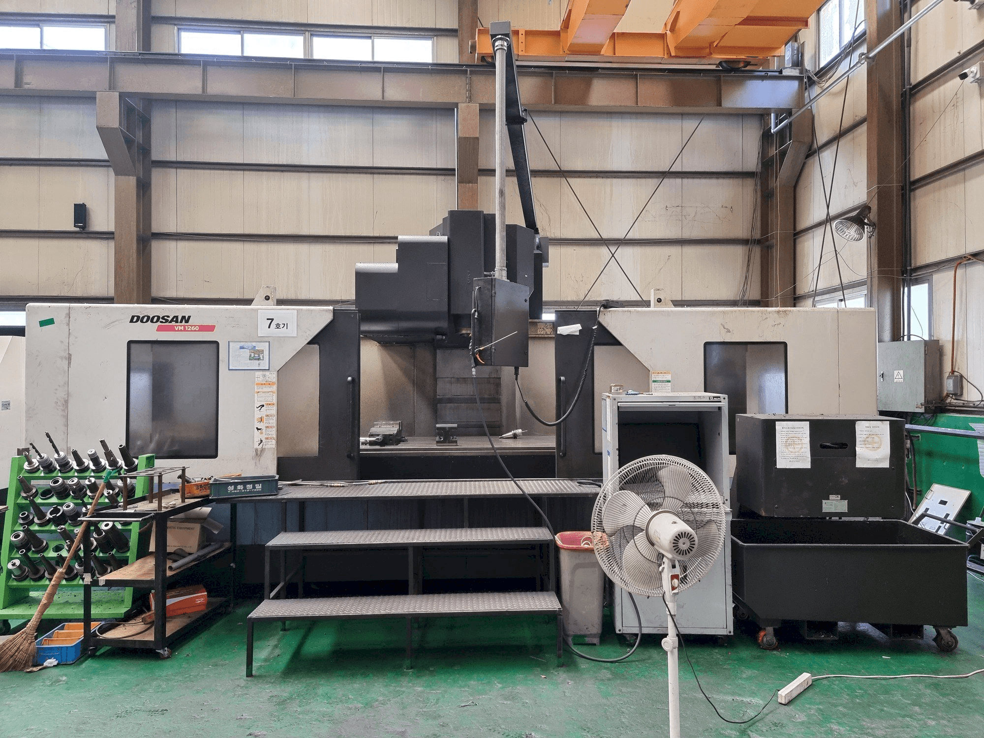 Čelní pohled na Doosan VM1260 stroj