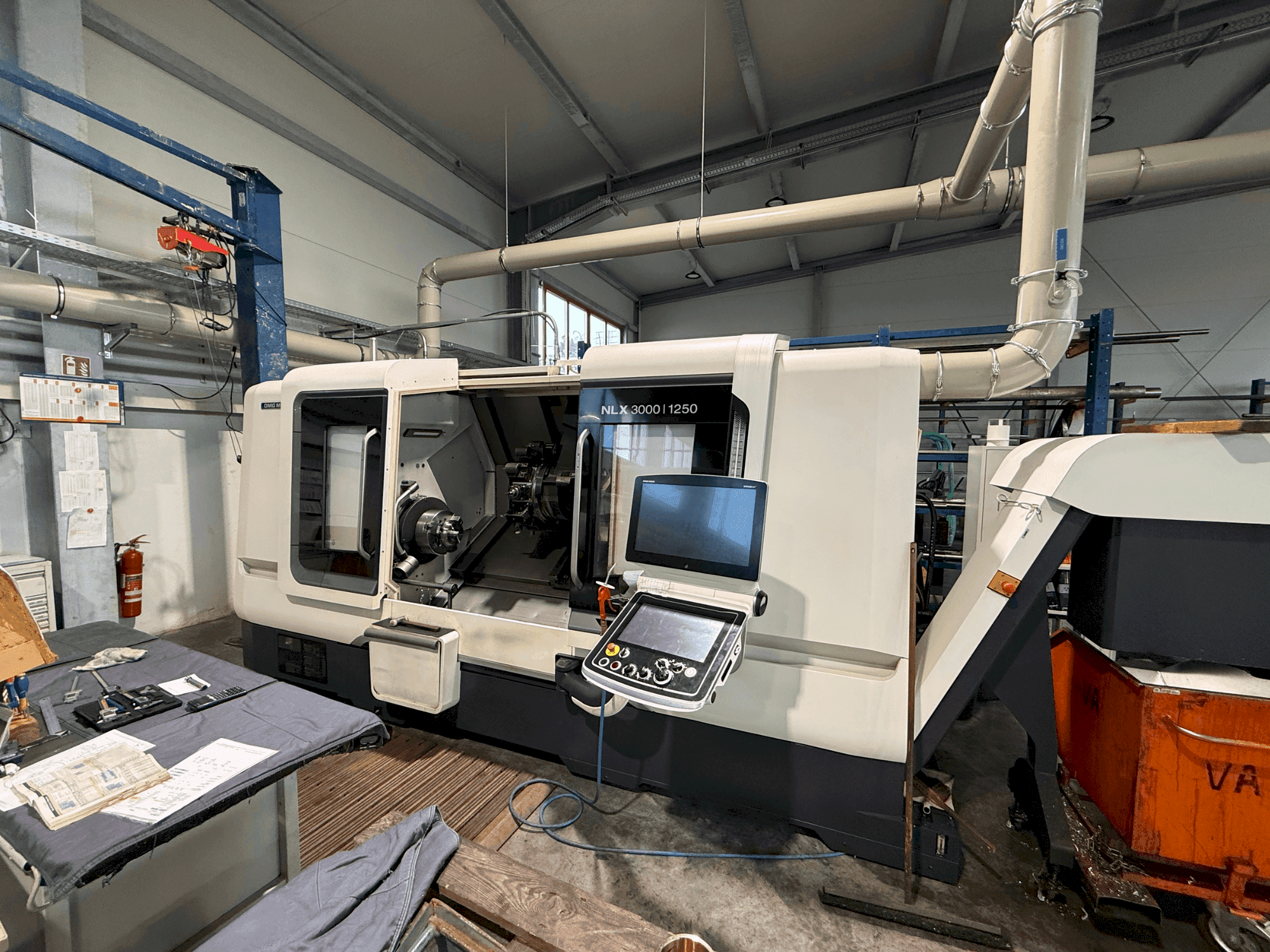 Čelní pohled na DMG MORI NLX 3000 Y / 1250 stroj