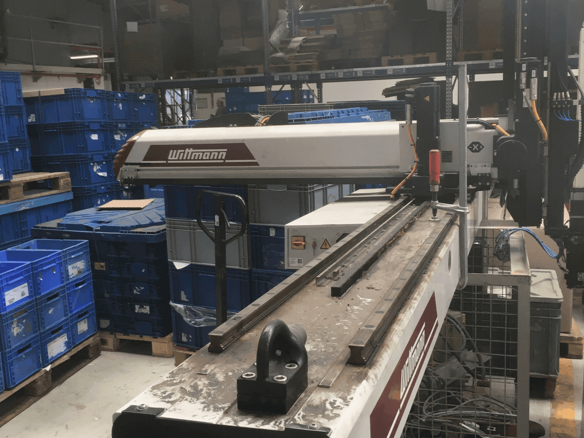 Čelní pohled na WITTMANN W743 stroj