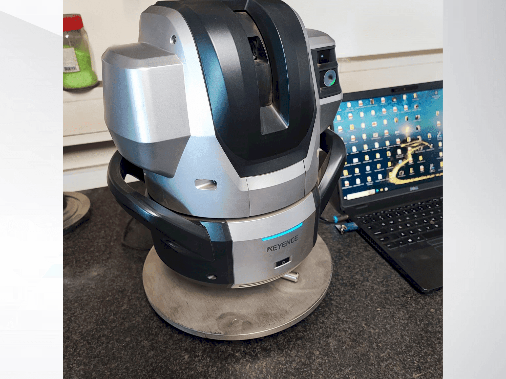 Čelní pohled na KEYENCE WM 3000 stroj