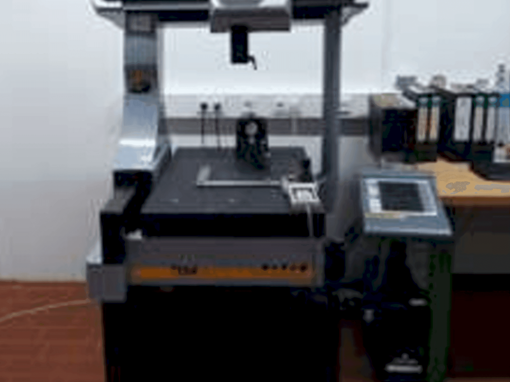 Čelní pohled na TESA Micro-Hite MH3D Recorder 454 Tesaslar-i stroj