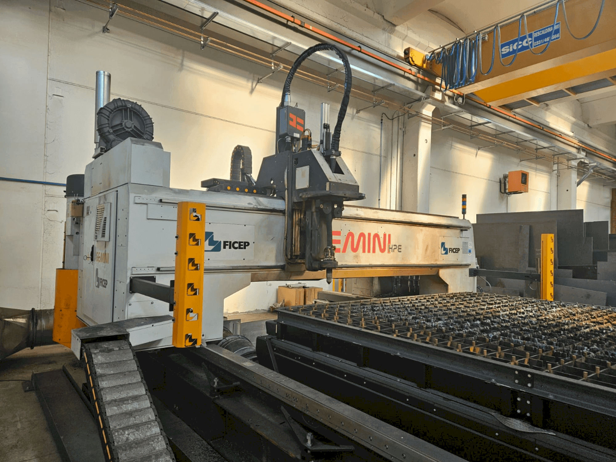 Čelní pohled na FICEP GEMINI G32 HPE stroj