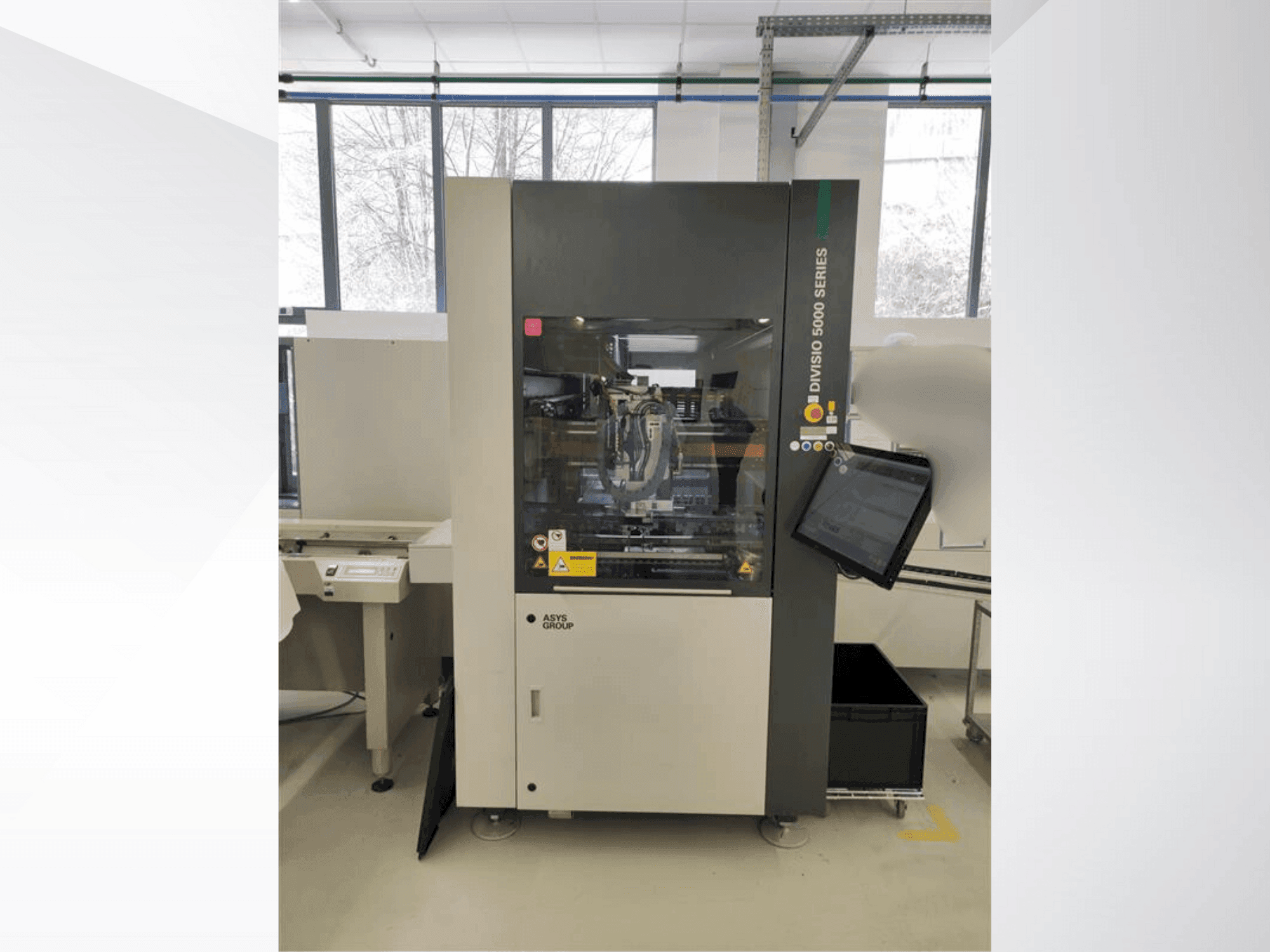 Čelní pohled na ASYS Divisio 5100 stroj
