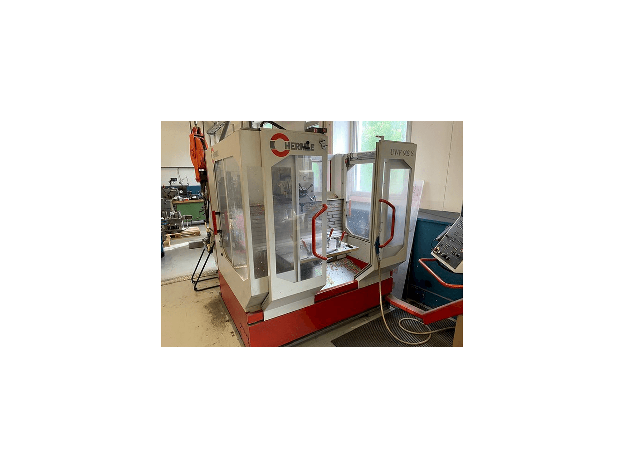 Čelní pohled na HERMLE UWF 902 S stroj