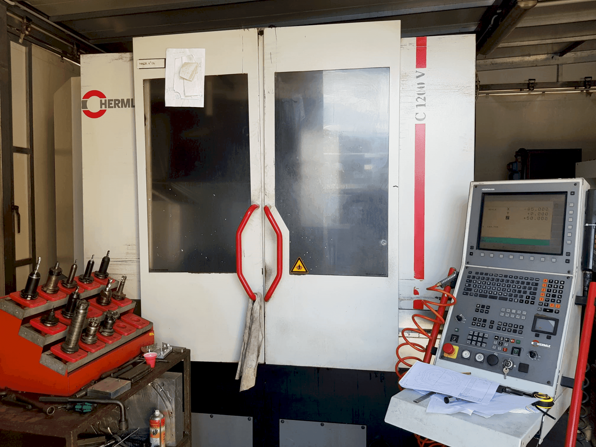 Čelní pohled na HERMLE C 1200 V stroj