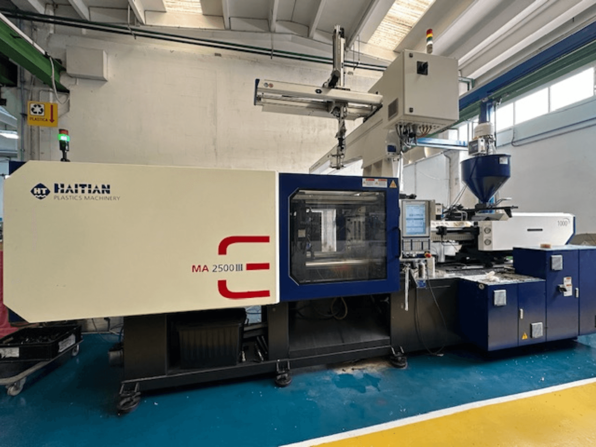 Hydraulický vstřikovací stroj Haitian MA 2500 III, čelní pohled na ovládací panel a násypku.