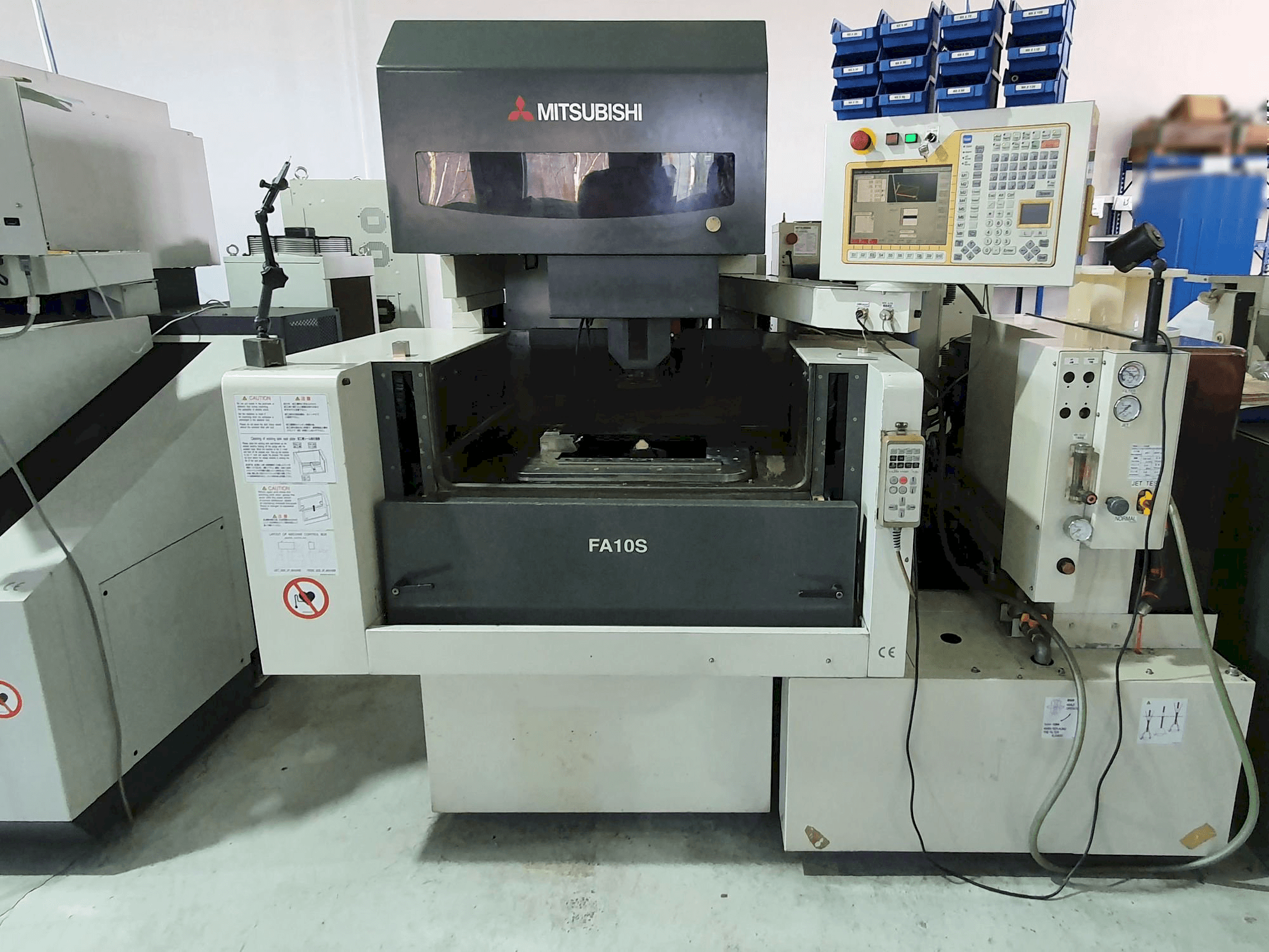 Čelní pohled na Mitsubishi FA10SM stroj