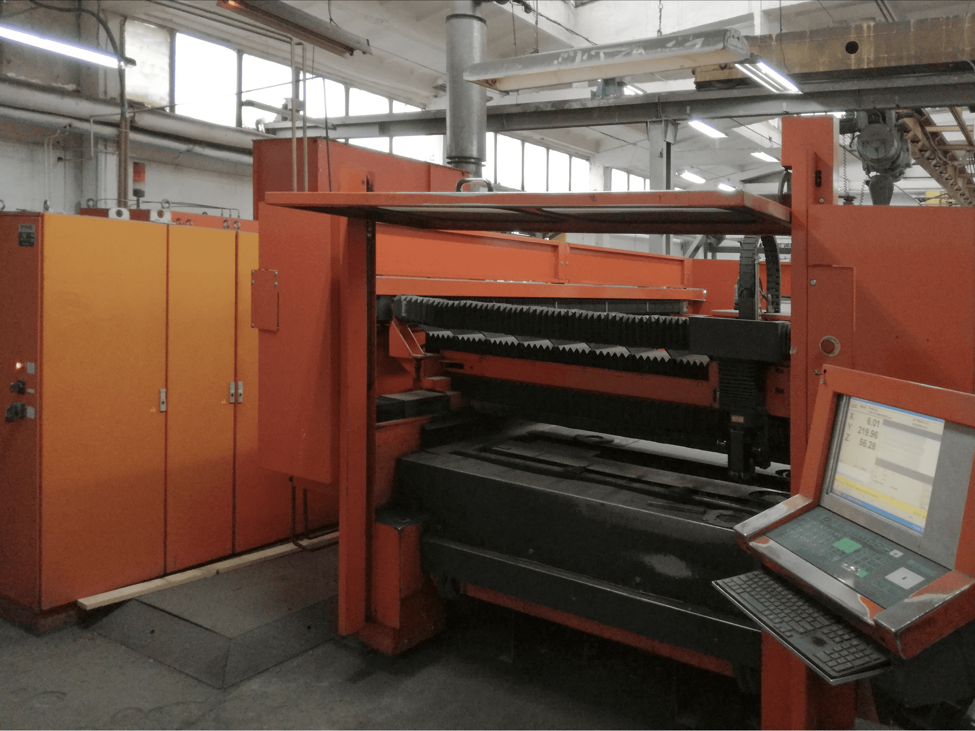 Pravý pohled na Bystronic BySprint 3015 stroj