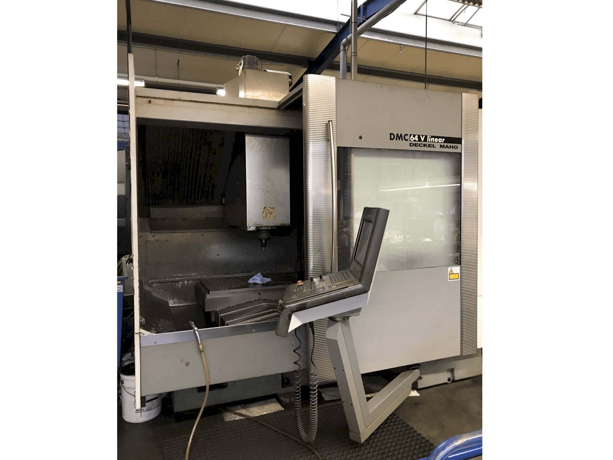 Levý boční pohled na DECKEL MAHO DMC 64V Linear stroj