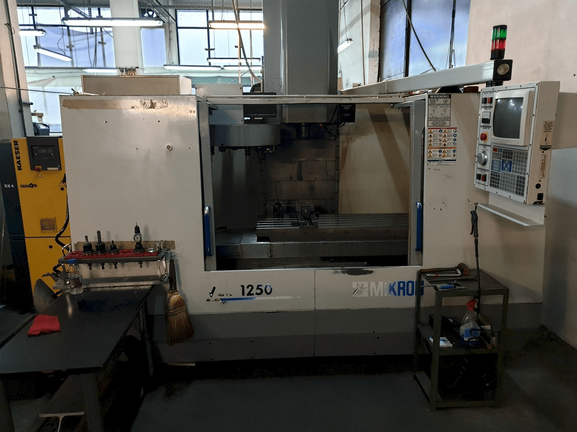 Čelní pohled na MIKRON-HAAS VCE 1250 stroj