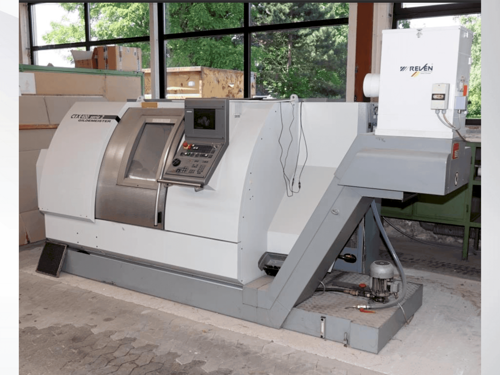 Čelní pohled na Gildemeister CTX-400 S2 stroj