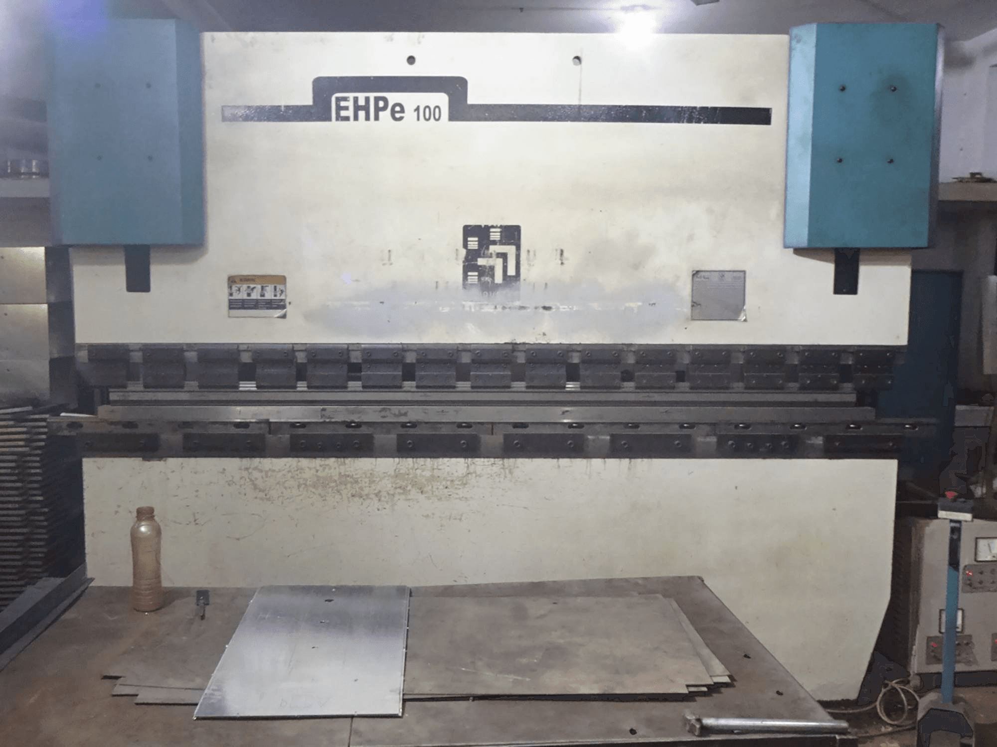 Čelní pohled na Hindustan Hydraulics EHP E 100 stroj