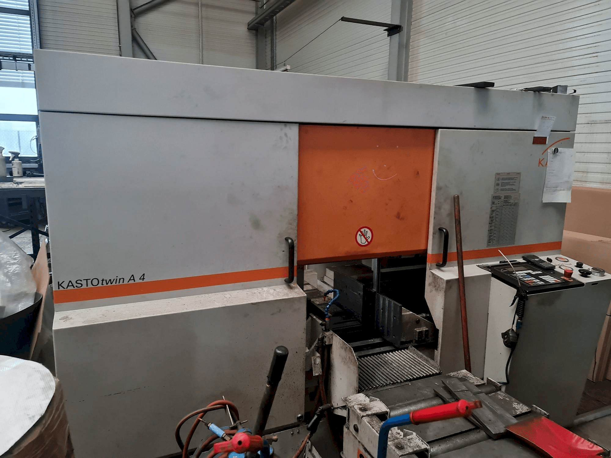 Čelní pohled na KASTO twin A4 stroj