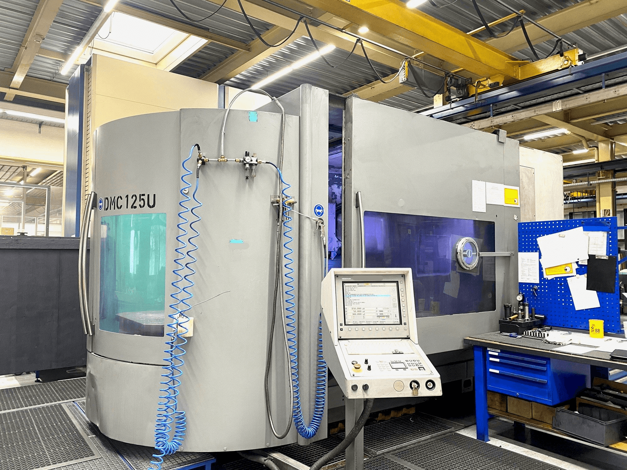 Čelní pohled na DMG Deckel Maho DMC 125 U stroj