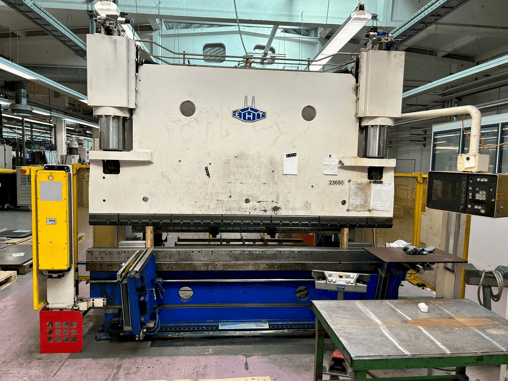 Čelní pohled na EHT EHPS 25-30 stroj