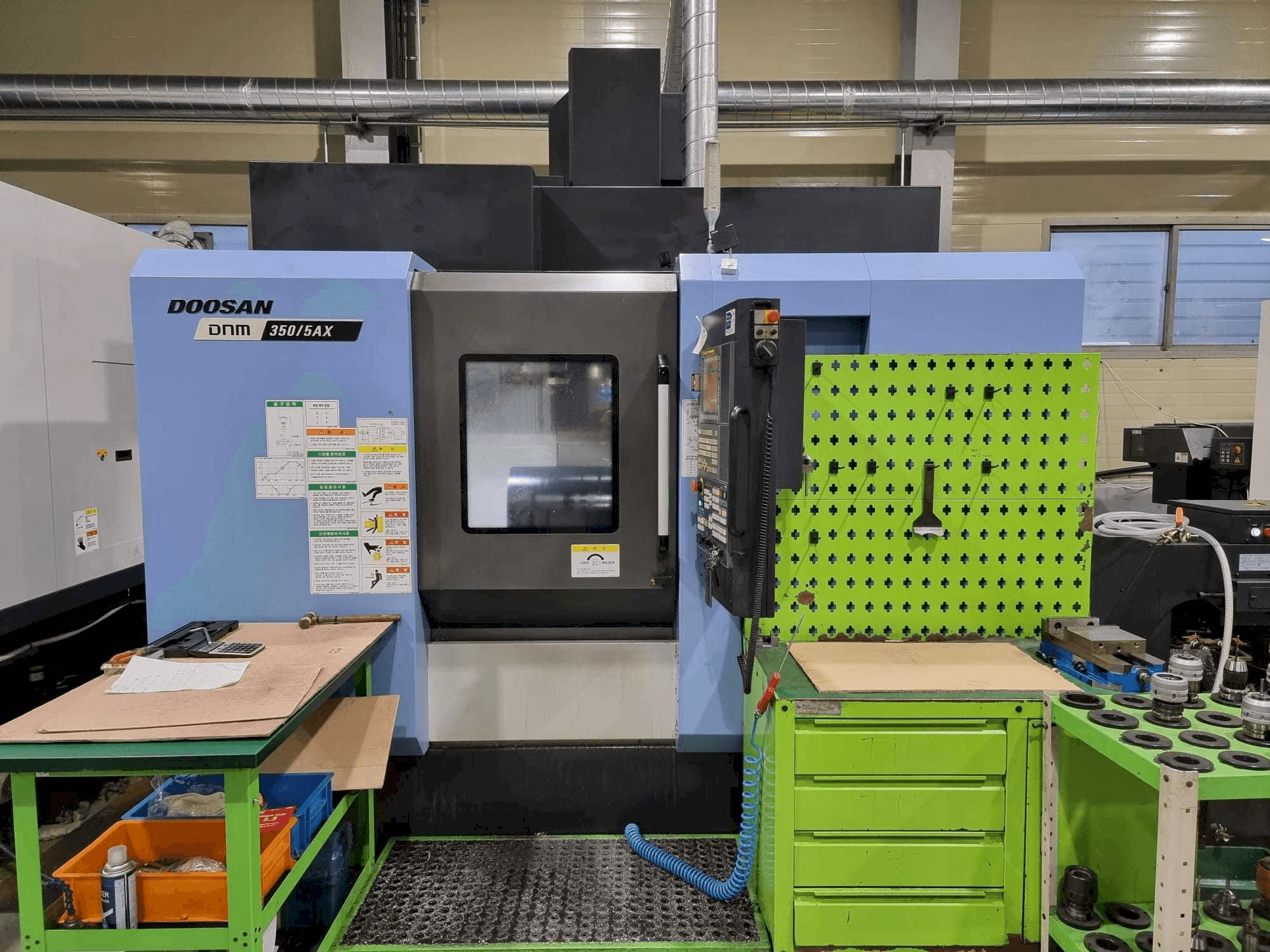 Čelní pohled na Doosan DNM350/5AX stroj