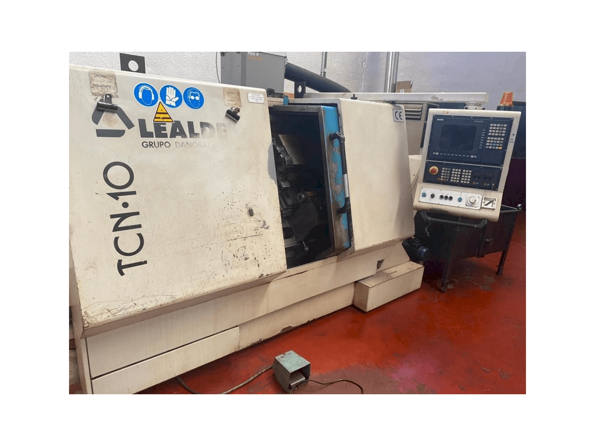 Čelní pohled na Lealde TCN-10 stroj