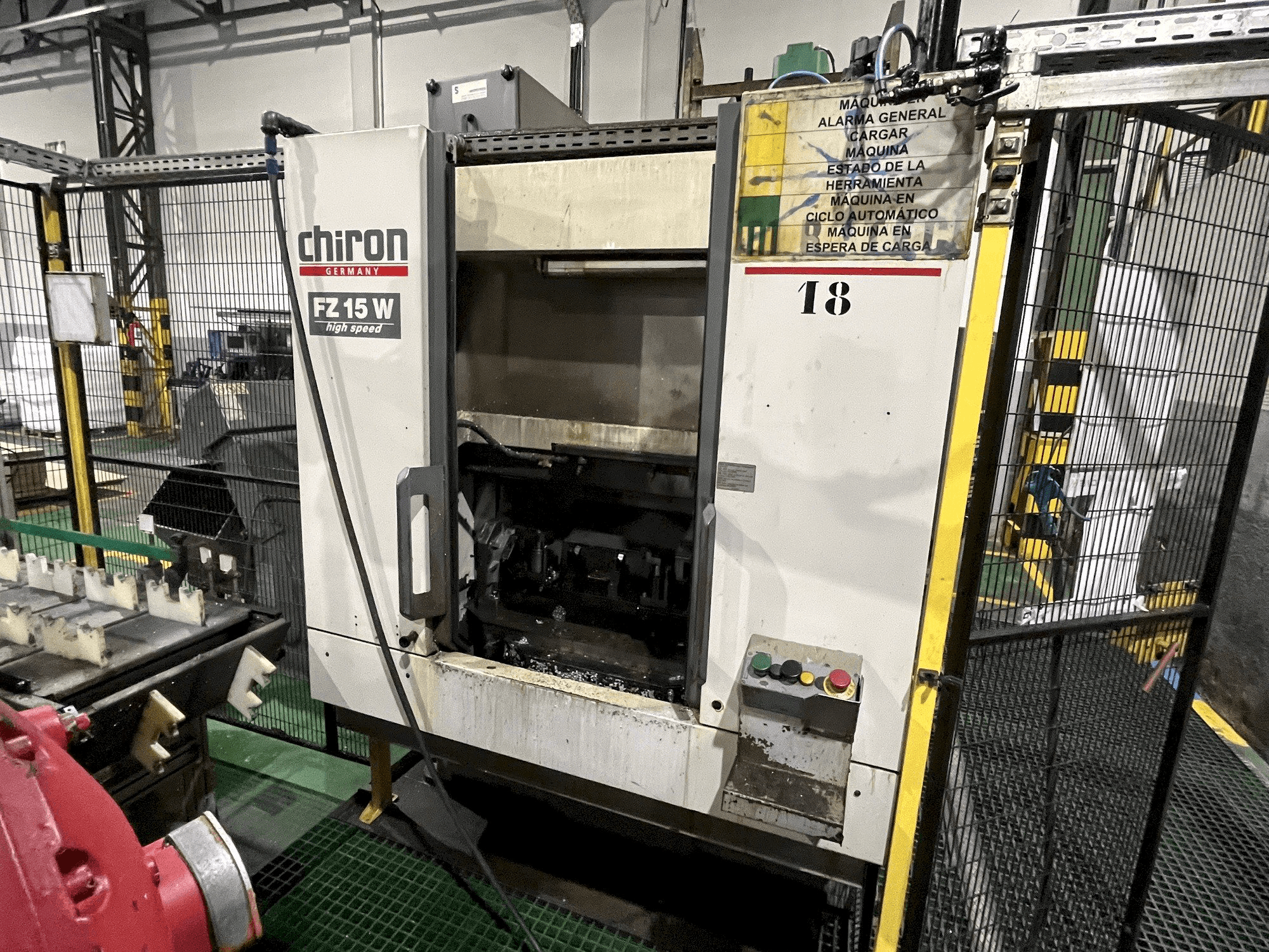 Čelní pohled na CHIRON FZ15W stroj