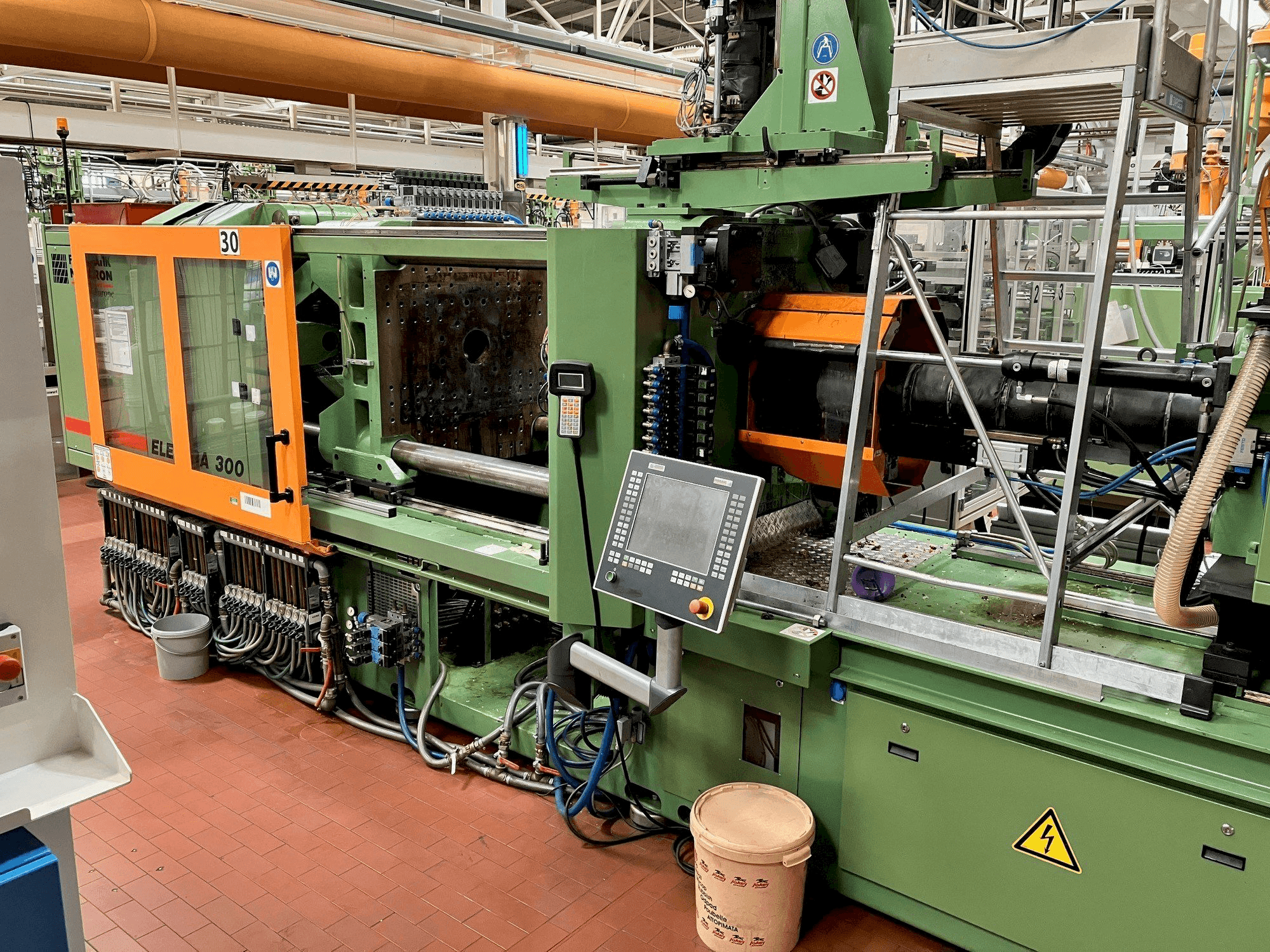 Čelní pohled na FERROMATIK MILACRON Europe Elektra 300 stroj