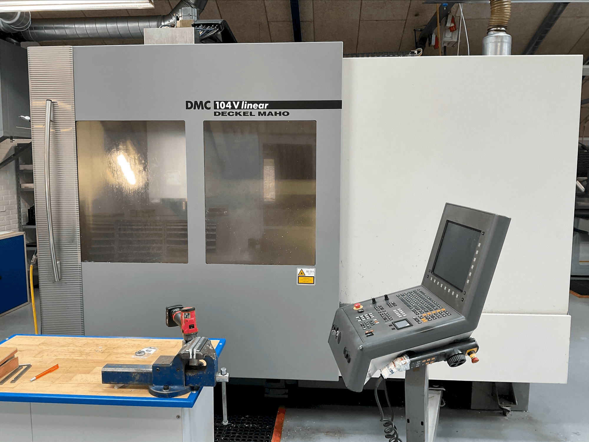 Čelní pohled na DMG MORI DMC 104V linear stroj