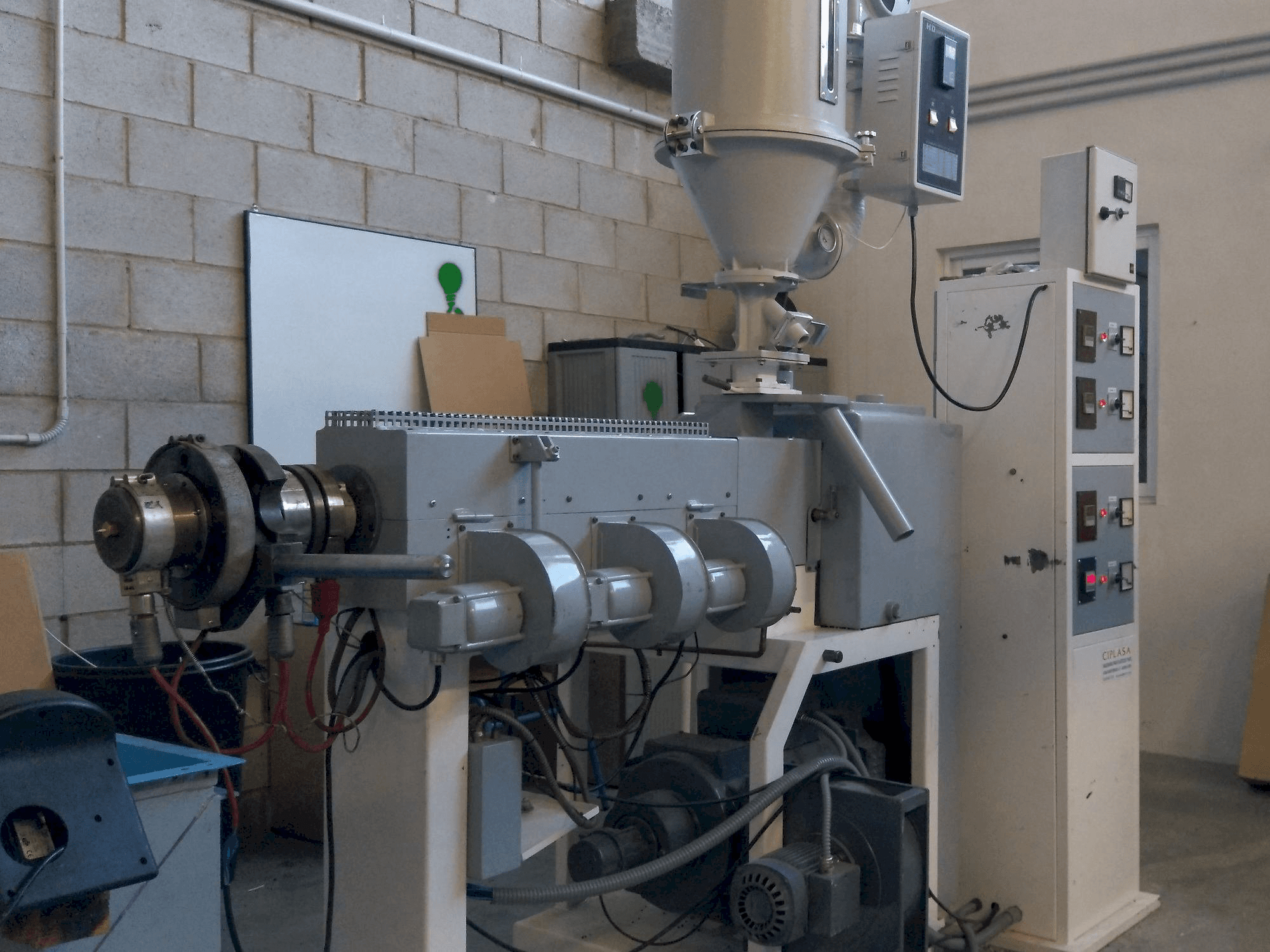 Levý boční pohled na Mateu & Solé EX 38 stroj