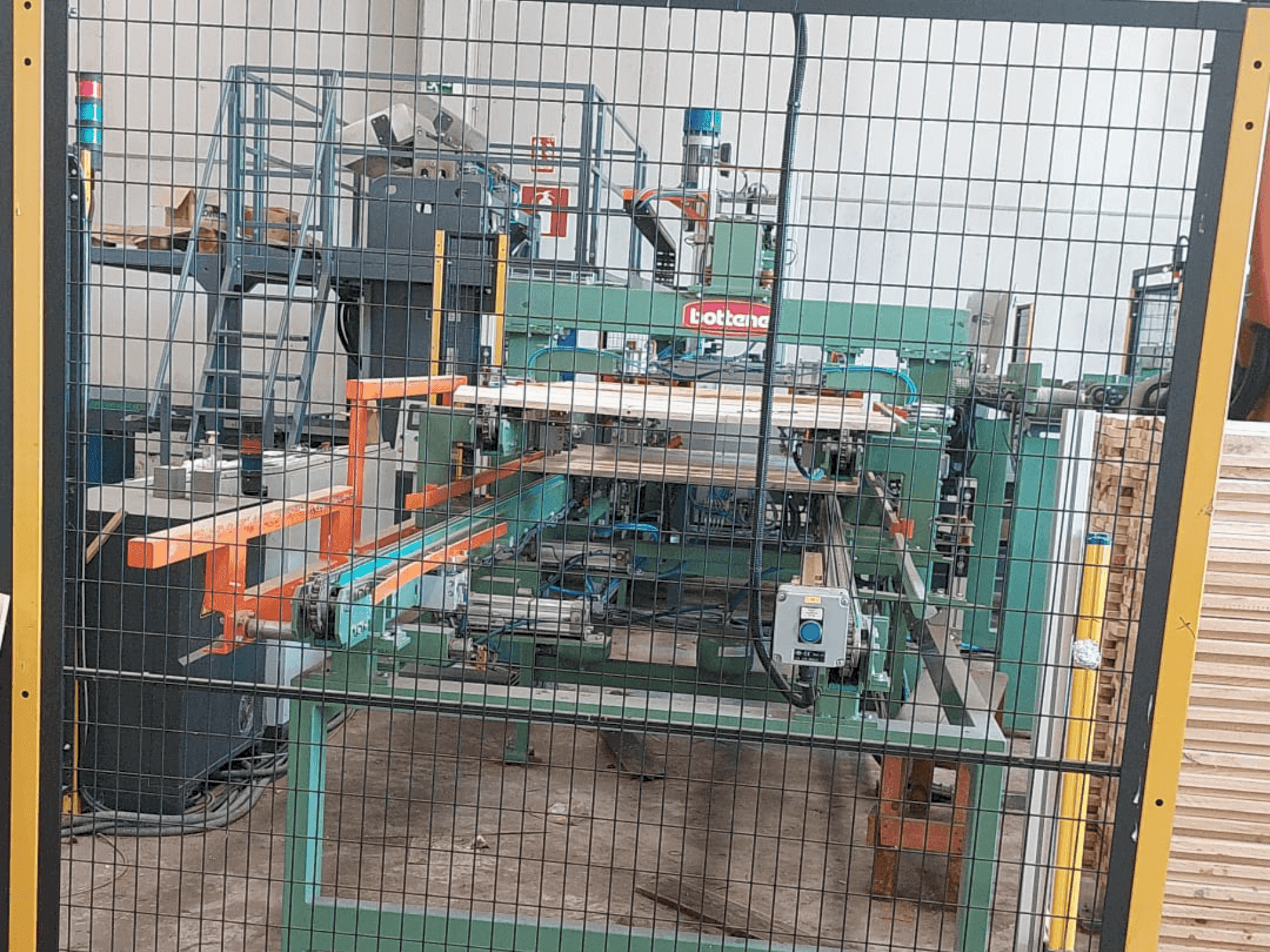 Čelní pohled na MAQUINARIA LDM VPS 2103 stroj