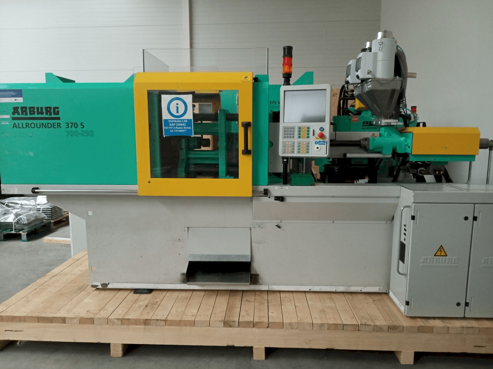 Čelní pohled na Arburg Allrounder 370S 700–290 stroj