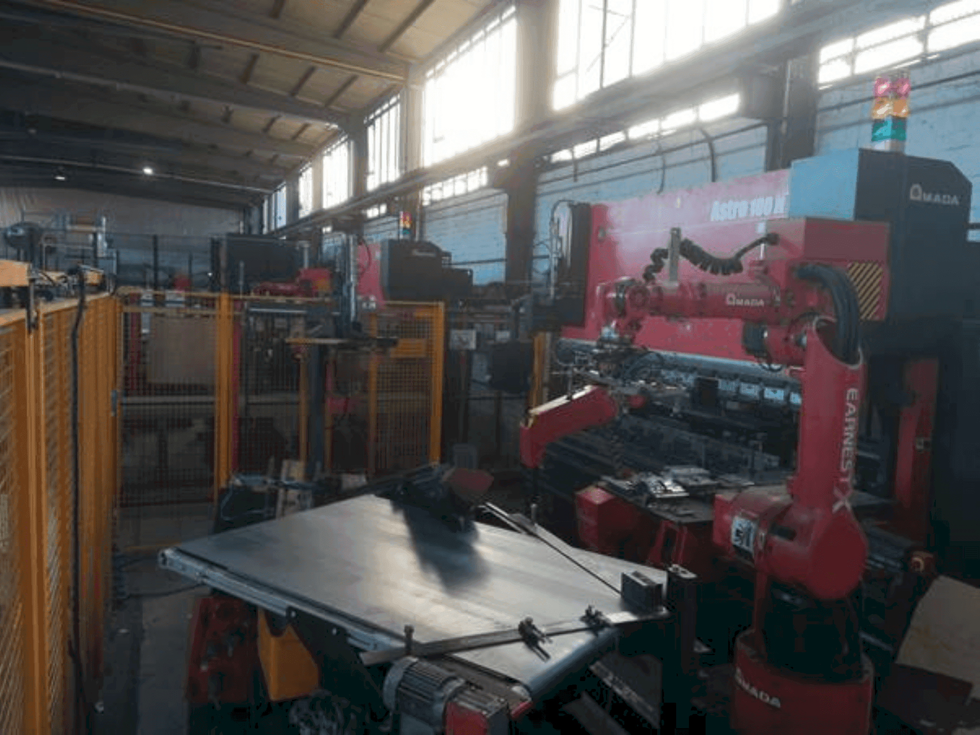 Čelní pohled na AMADA Astro 100 NT stroj