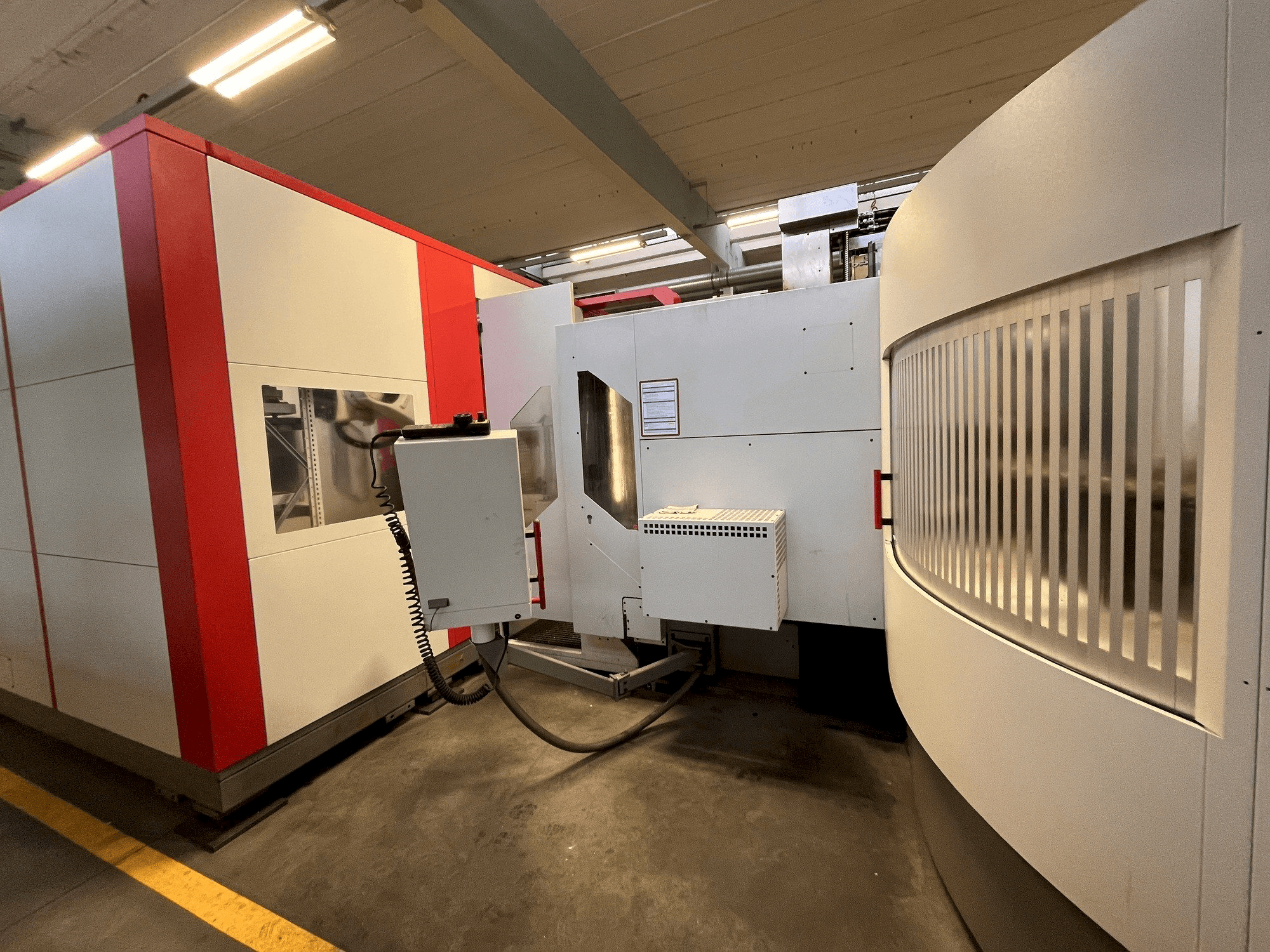 Levý boční pohled na HERMLE RS1 Robot System stroj