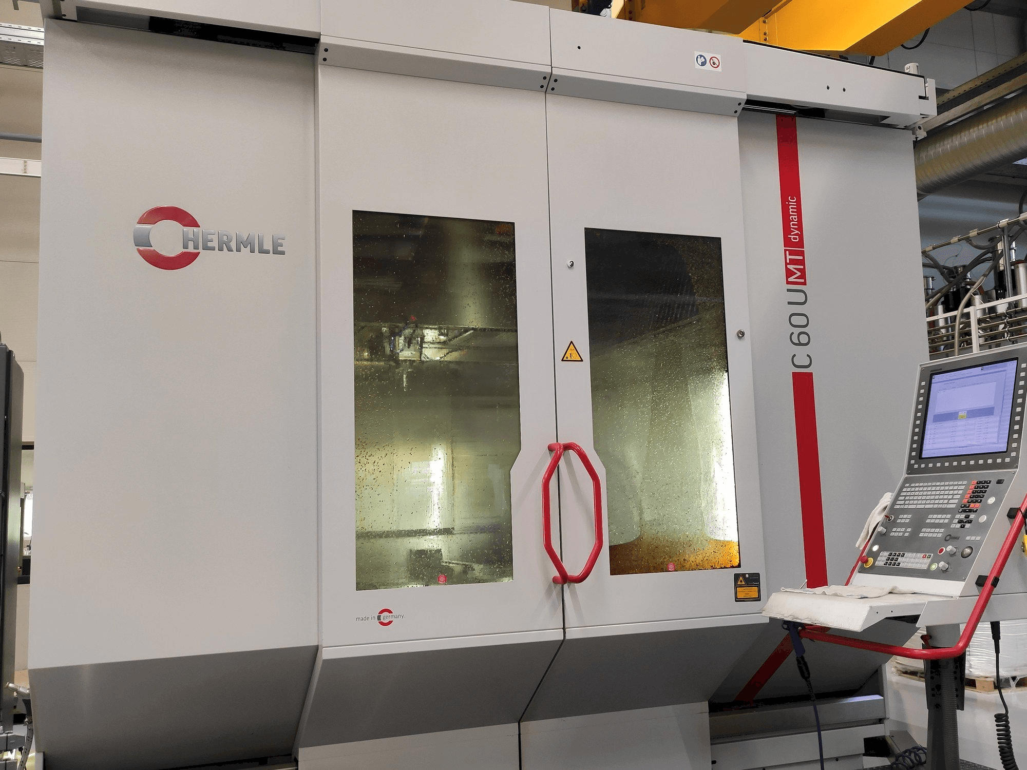 Čelní pohled na HERMLE C 60 U MT stroj