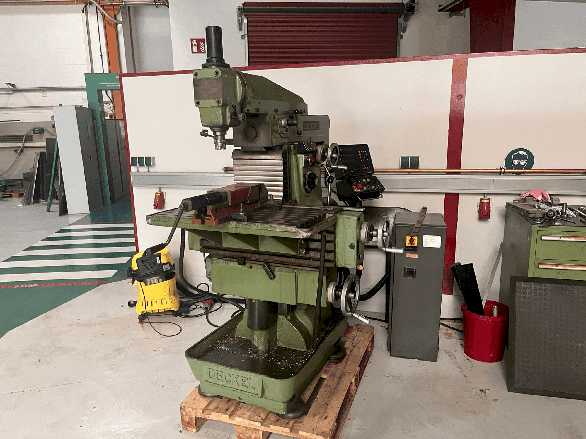 Čelní pohled na DECKEL FP2 stroj