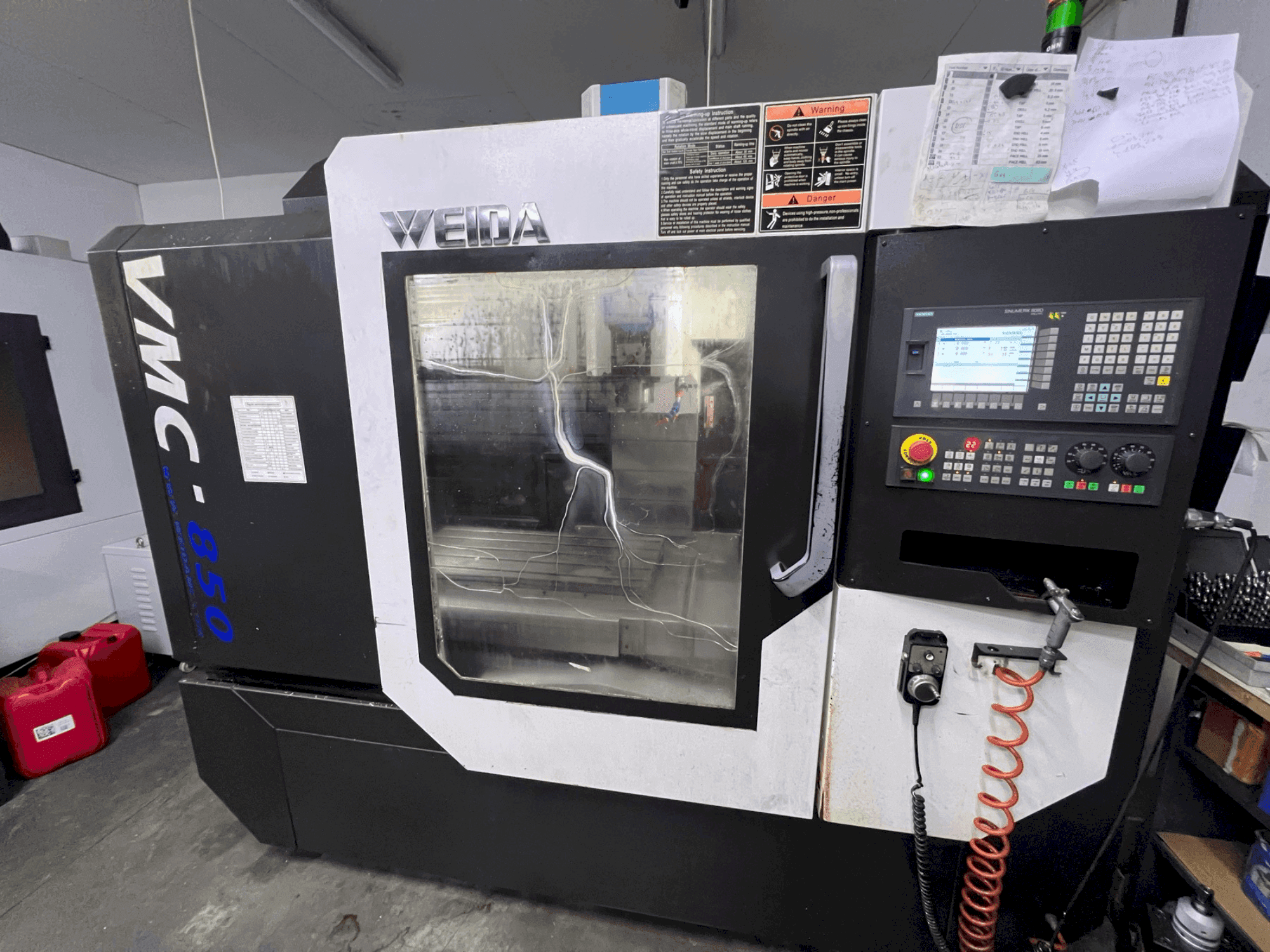 Čelní pohled na WEIDA VMC850 stroj