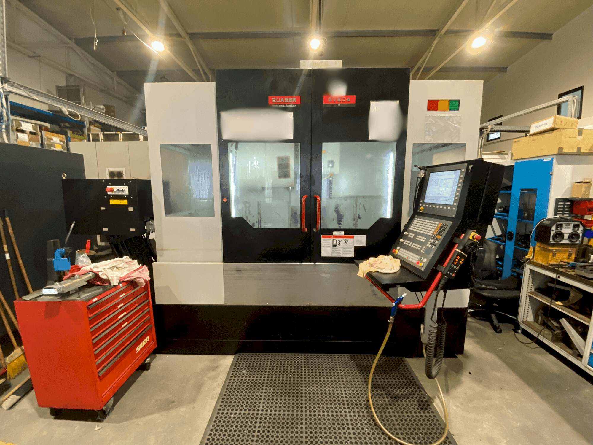 Čelní pohled na Quaser MV204 stroj