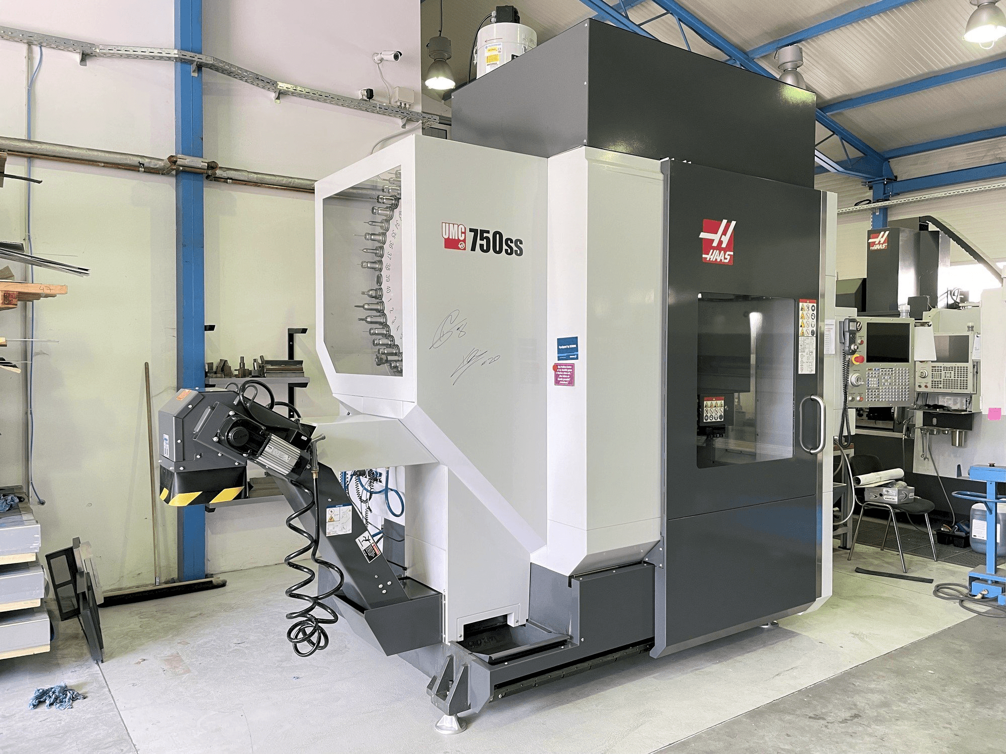 Čelní pohled na HAAS UMC 750 SS stroj
