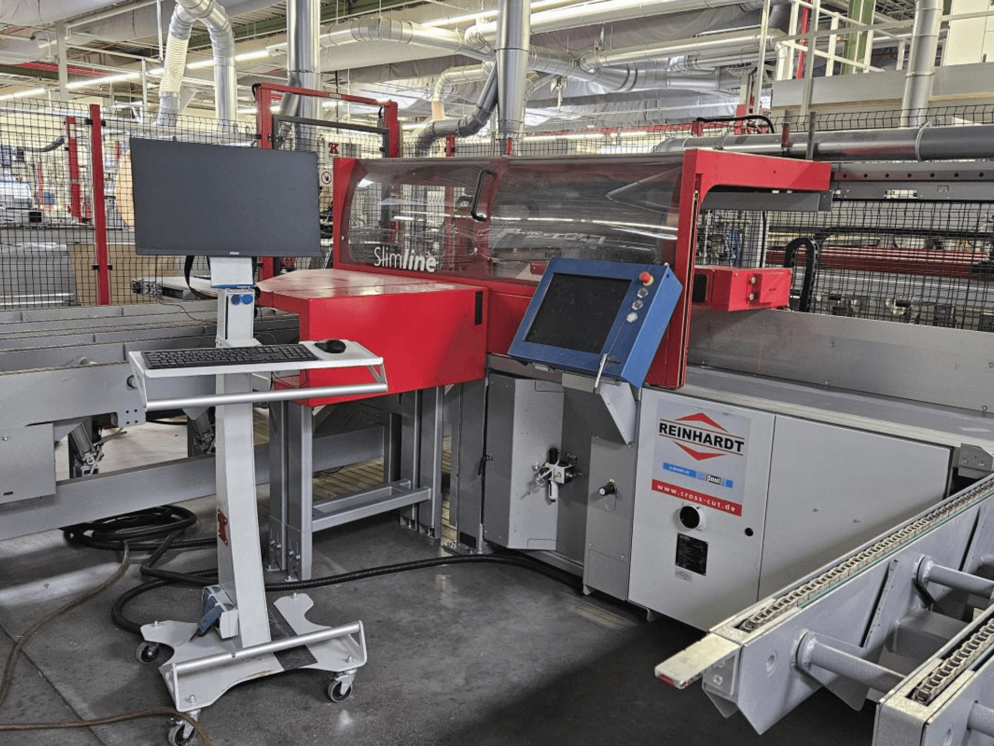 Optimalizace příčné pily Paul Reinhardt SlimLine 110, pohled zepředu s ovládacím panelem a monitorem pro nastavení provozu.