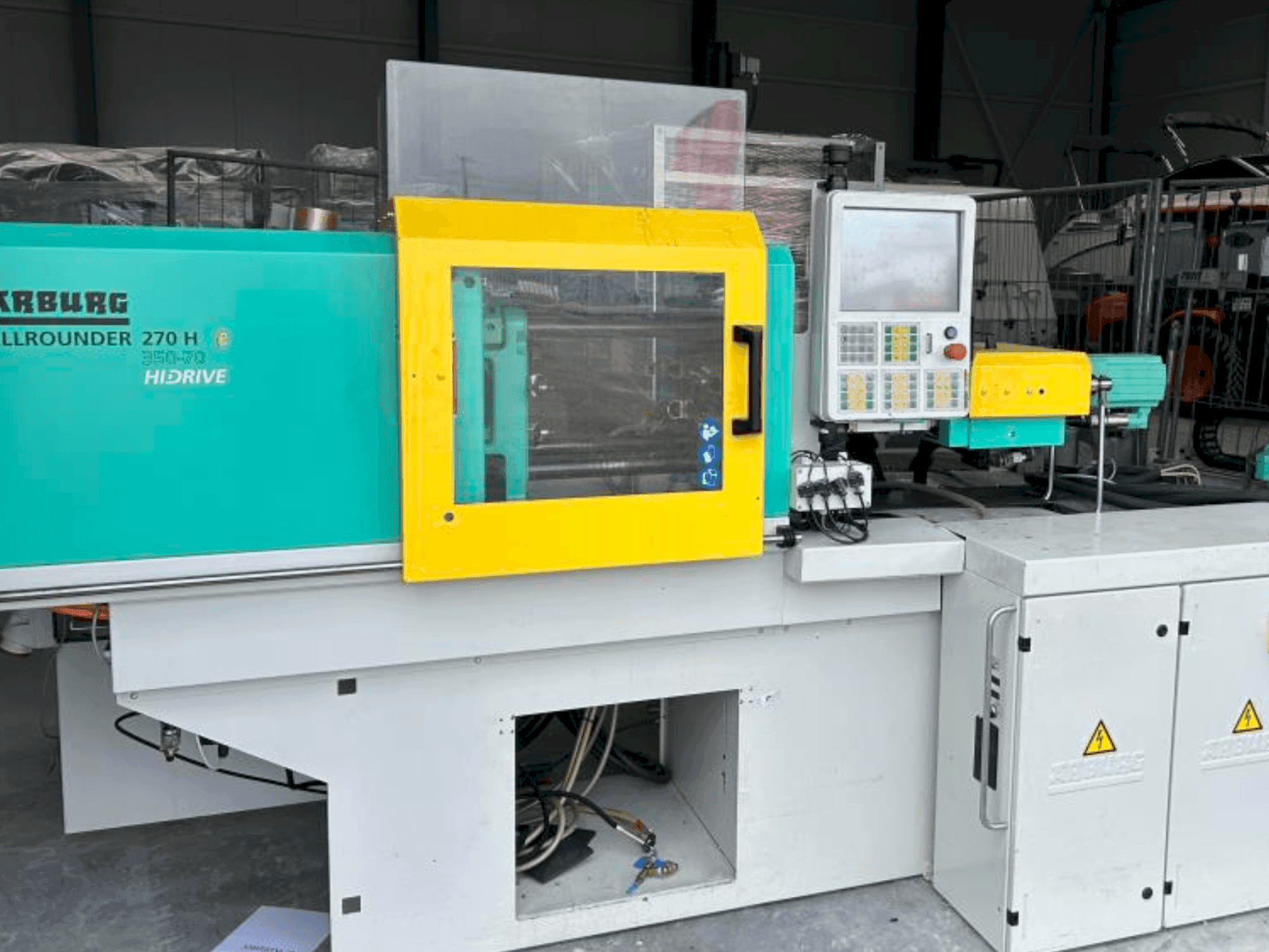 Čelní pohled na Arburg Allrounder 270 H 350-70 stroj