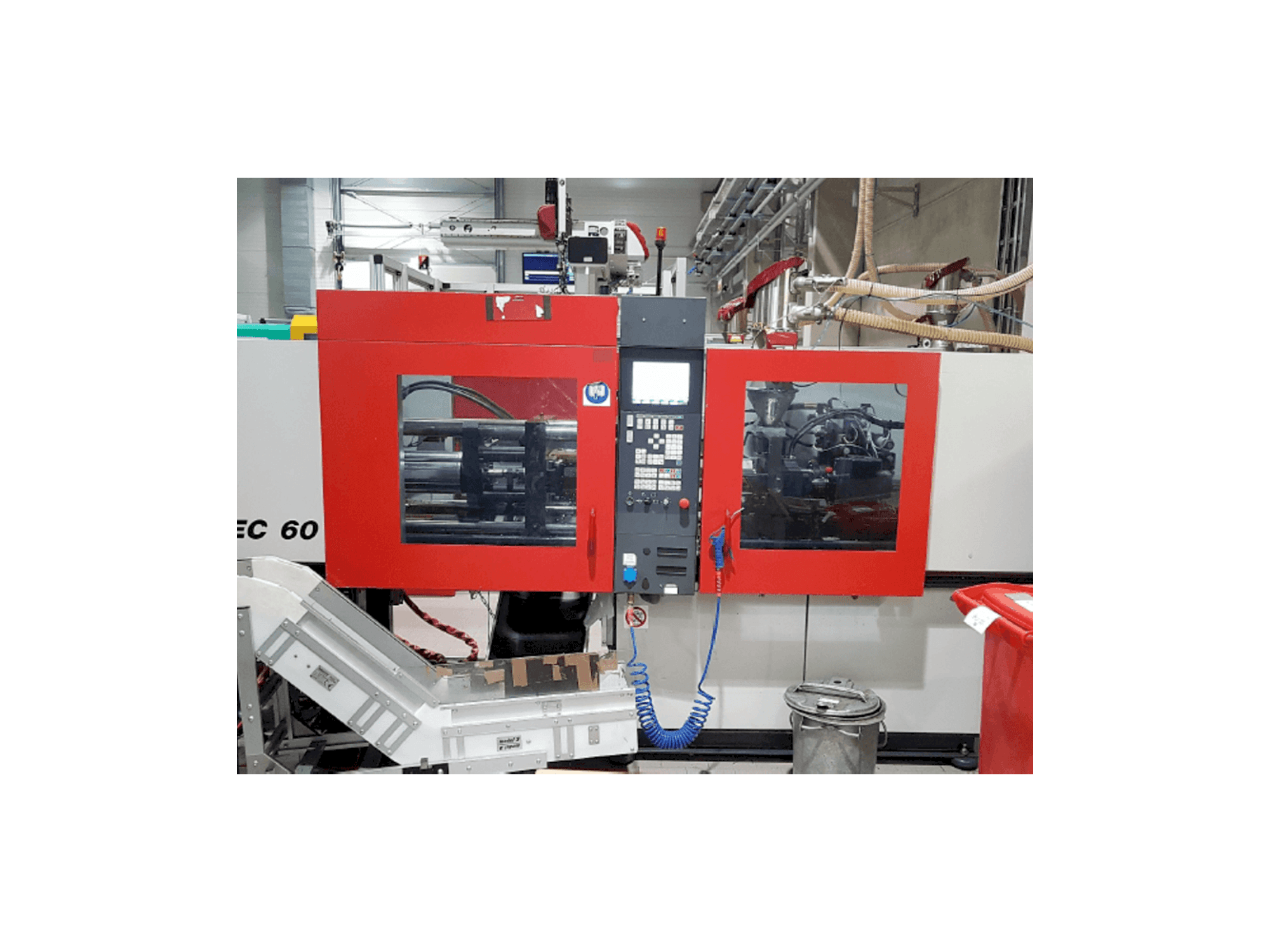 Čelní pohled na FERROMATIK MILACRON 600-355 K-TEC stroj