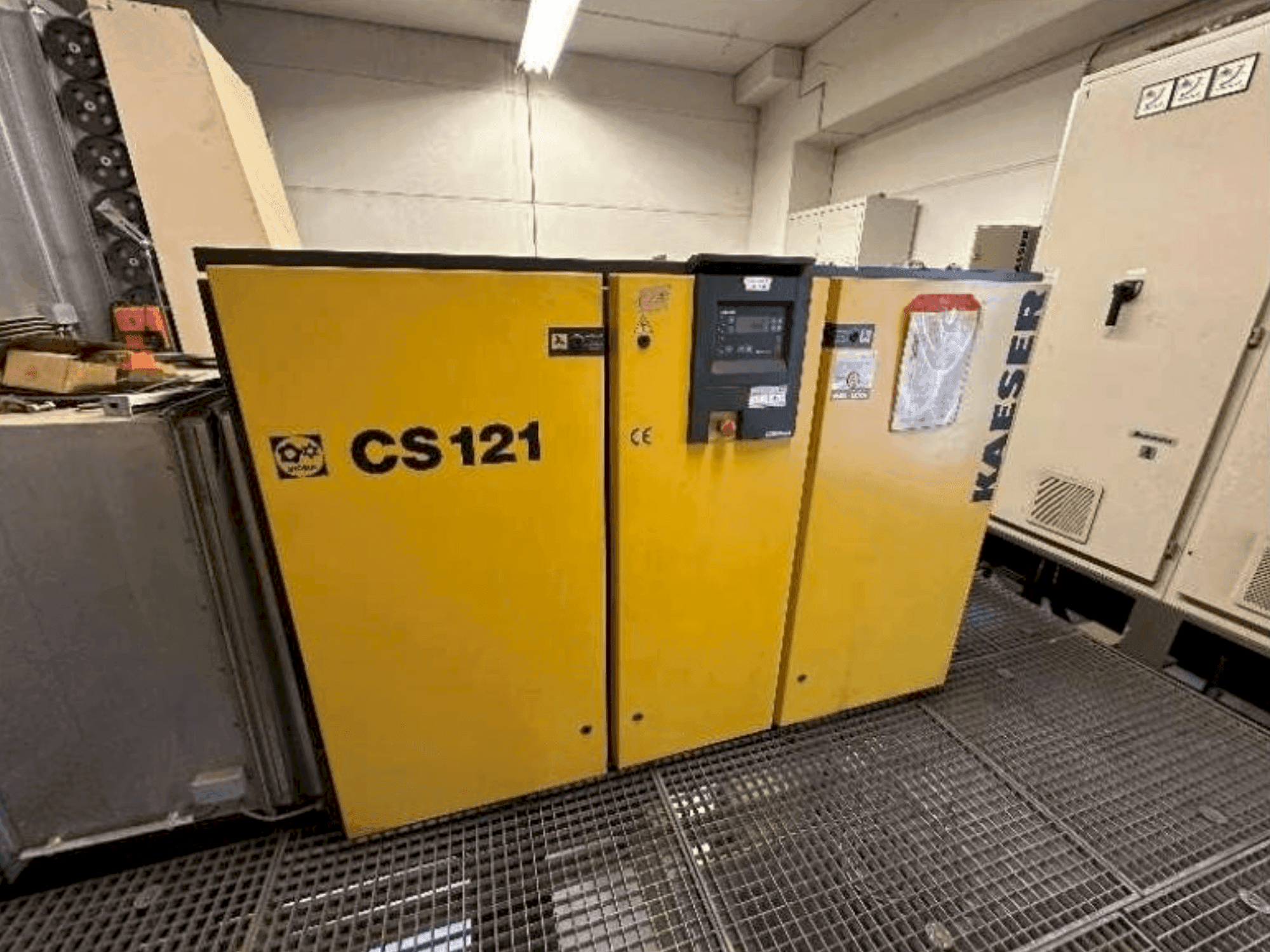 Čelní pohled na KAESER Compressor System stroj