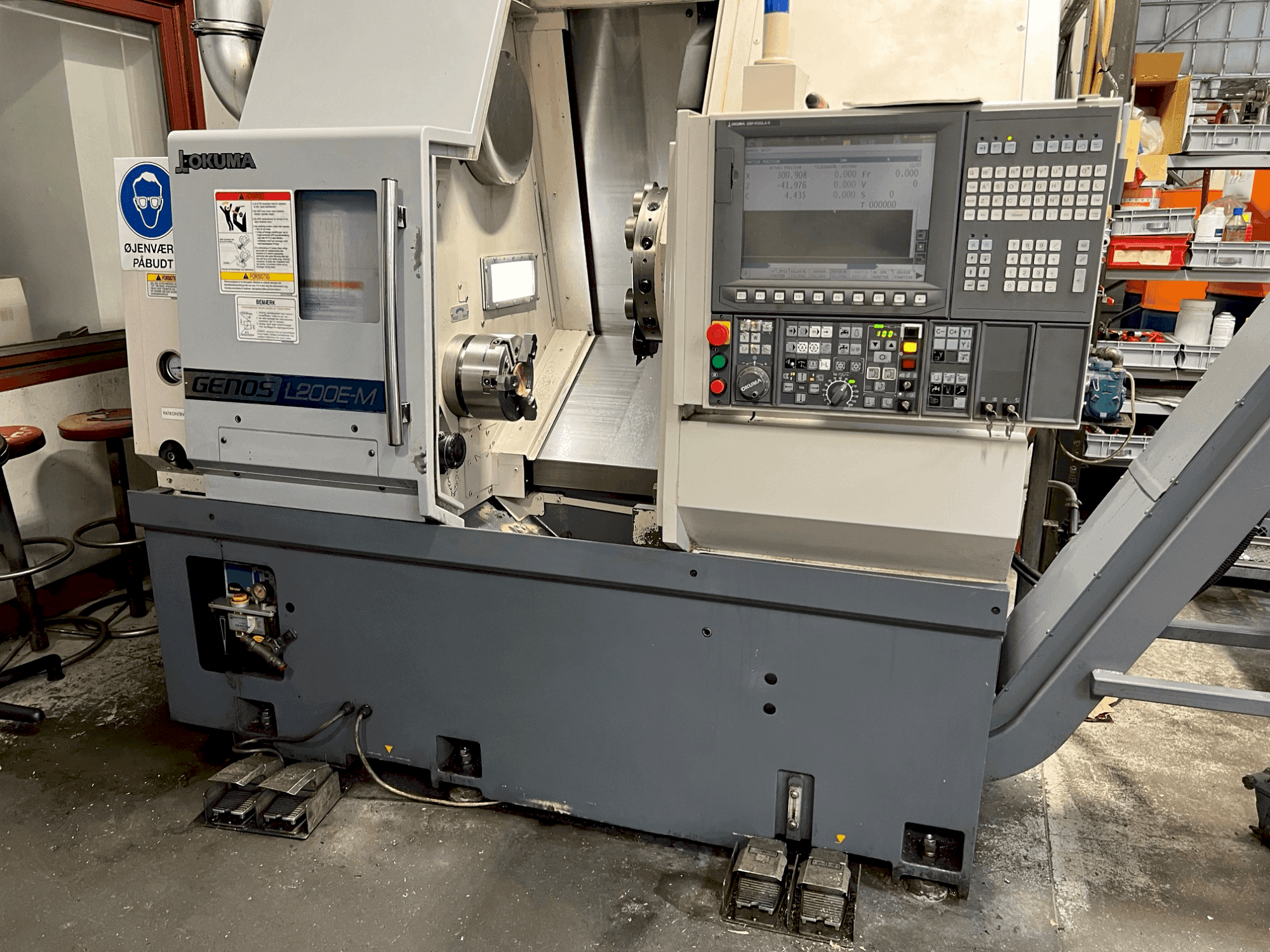 Čelní pohled na Okuma GENOS L200E MY stroj