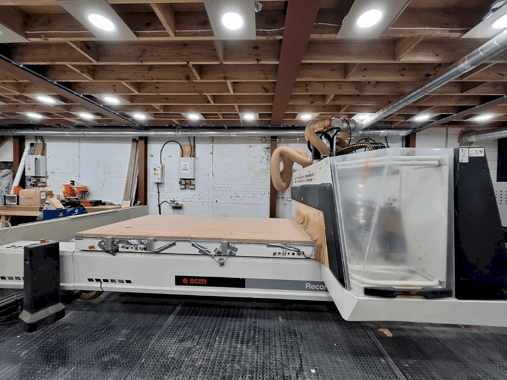 Čelní pohled na SCM Record 125 N stroj